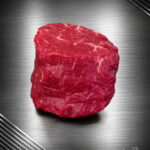 Rinderfilet Argentinien – Black Angus Rind, Grain Fed Beef, roh fein marmoriert auf dunkler Platte