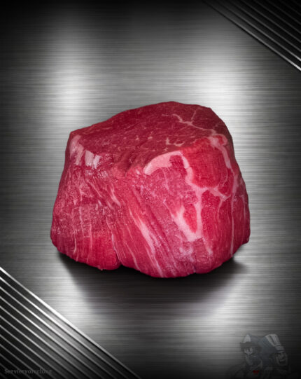 Rinderfilet Färse Pommern, roh fein marmoriert auf edler Platte