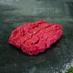 Frisches Hackfleisch vom Rind – Färse aus Pommern auf einem Holzbrett