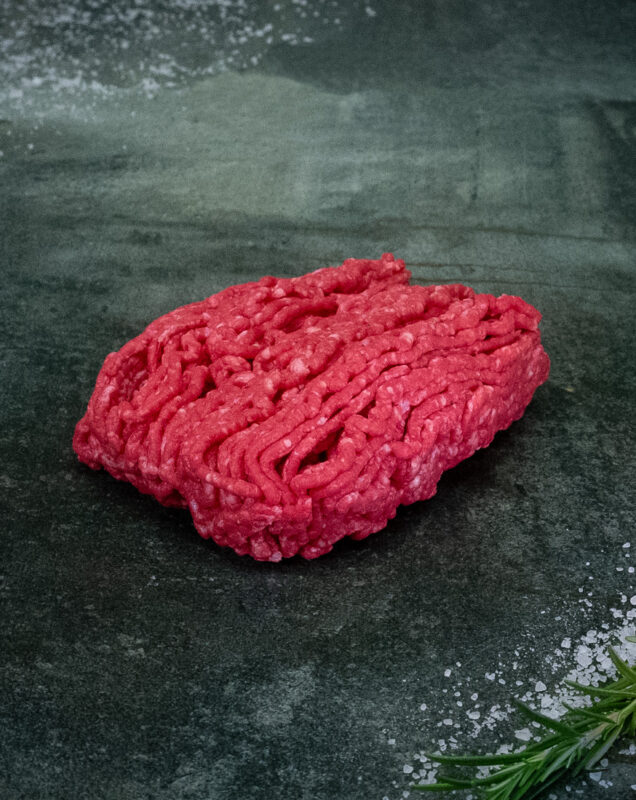 Frisches Hackfleisch vom Rind – Färse aus Pommern auf einem Holzbrett