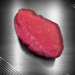 Hüftsteak vom Rind (Färse aus Pommern), saftig auf einem Schneidebrett