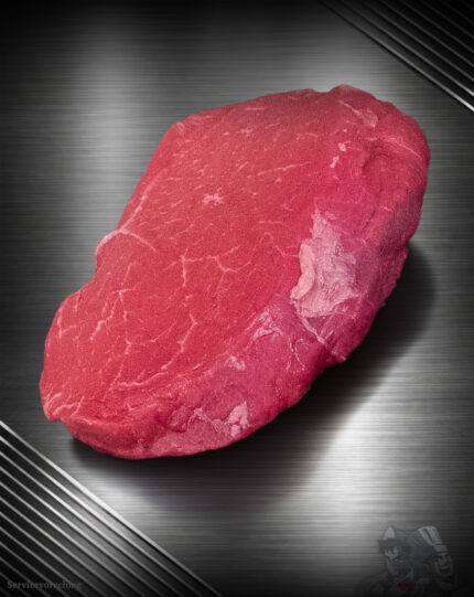 Hüftsteak vom Rind (Färse aus Pommern), saftig auf einem Schneidebrett