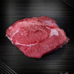 Fläminger Kalbsbäckchen aus Berlin-Brandenburg auf Metallplatte roh