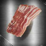 Roh geschnittener regionaler Regionaler Duroc Prime Bacon aus Schweinebauch mit feiner Marmorierung und typischer Fettschicht auf neutralem Hintergrund.