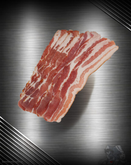 Roh geschnittener regionaler Regionaler Duroc Prime Bacon aus Schweinebauch mit feiner Marmorierung und typischer Fettschicht auf neutralem Hintergrund.