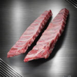 Roh geschnittene Spareribs vom regionalen Duroc-Schwein mit sichtbarer Marmorierung und gleichmäßiger Fleischauflage.