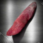 Rohes Schweinefilet vom regionalen Duroc-Schwein mit feiner Marmorierung auf neutralem Untergrund, frisch und sauber pariert.