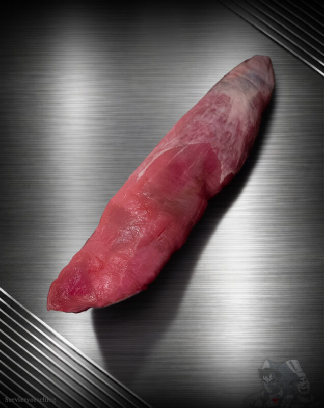 Rohes Schweinefilet vom regionalen Duroc-Schwein mit feiner Marmorierung auf neutralem Untergrund, frisch und sauber pariert.