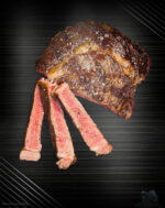 Aufgeschnittenes Ribeye Creekstone Farms USA mit saftigem Kern und ausgeprägter Marmorierung