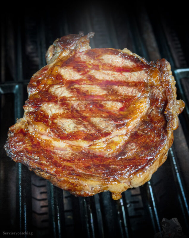 Ribeye Creekstone Farms USA auf dem Grill mit kräftiger Kruste