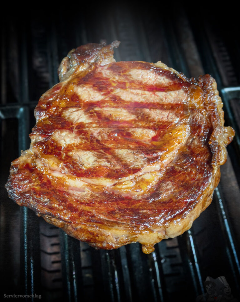 Ribeye Creekstone Farms USA auf dem Grill mit kräftiger Kruste
