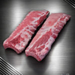 Baby Back Ribs vom regionalen Duroc-Schwein im Rohzustand mit feiner Marmorierung und gleichmäßigem Zuschnitt