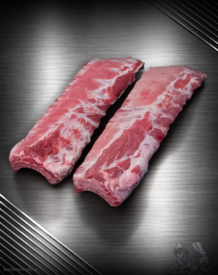 Baby Back Ribs vom regionalen Duroc-Schwein im Rohzustand mit feiner Marmorierung und gleichmäßigem Zuschnitt