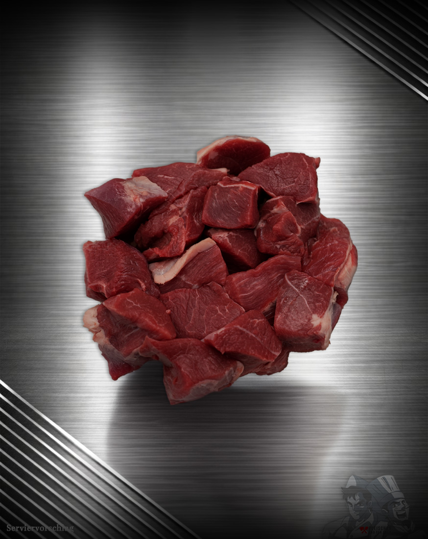 Rindergulasch aus Pommern – handgeschnitten Rindergulasch aus Pommern roh, gewürfelt edel Angerichtet