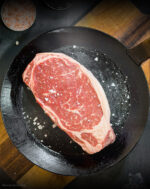 Rohes Roastbeef Creekstone Farms USA mit feiner Marmorierung in der Pfanne