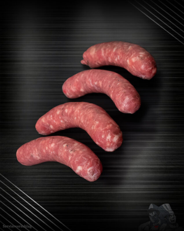 Frische Salsiccia aus eigener Herstellung auf einem Holzbrett