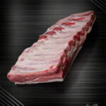 Rohes St. Louis Ribs Rack vom regionalen Duroc-Schwein mit gleichmäßigem Zuschnitt und feiner Marmorierung.