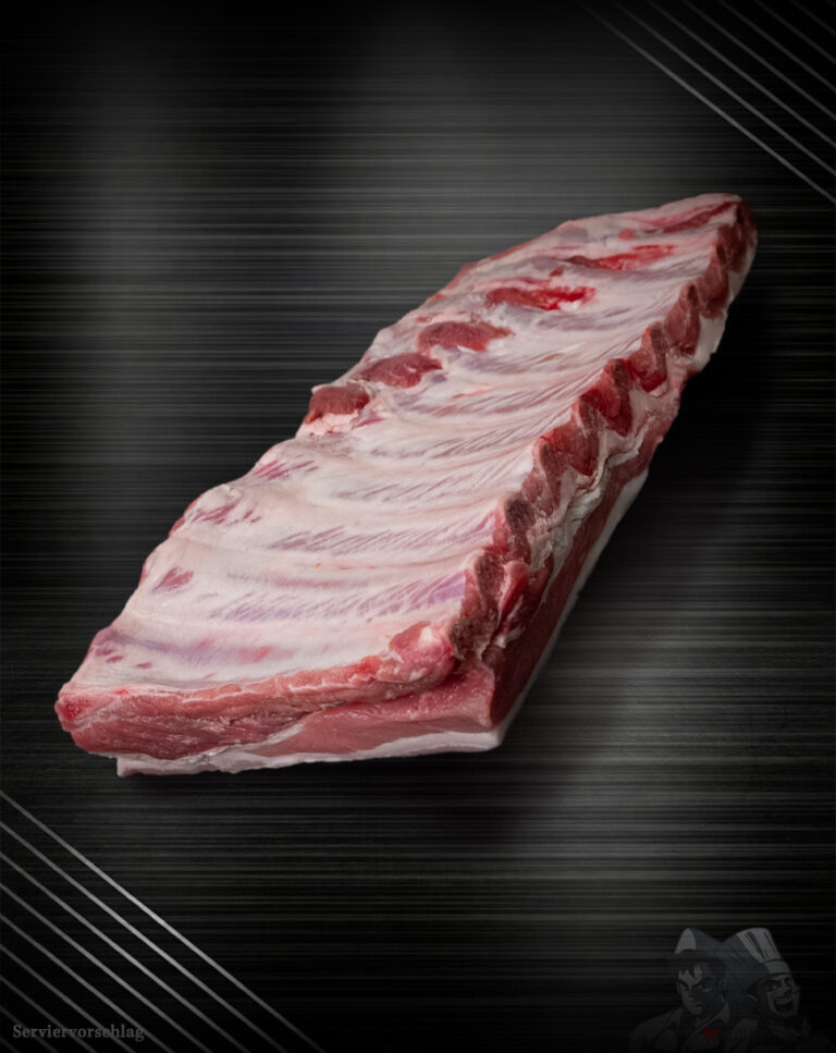 Rohes St. Louis Ribs Rack vom regionalen Duroc-Schwein mit gleichmäßigem Zuschnitt und feiner Marmorierung.
