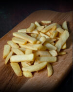 Steakhouse Pommes Serviervorschlag auf Holzbrett von Fleischer & Koch
