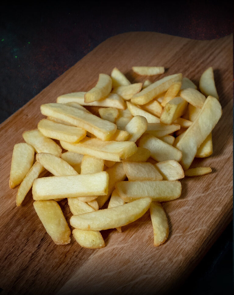 Steakhouse Pommes Serviervorschlag auf Holzbrett von Fleischer & Koch