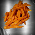 Heimische Süßkartoffel Pommes goldbraun knusprig serviert