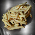 Super Crunch Pommes roh mit gleichmäßigem Schnitt und goldgelber Oberfläche aus ausgewählten Kartoffeln