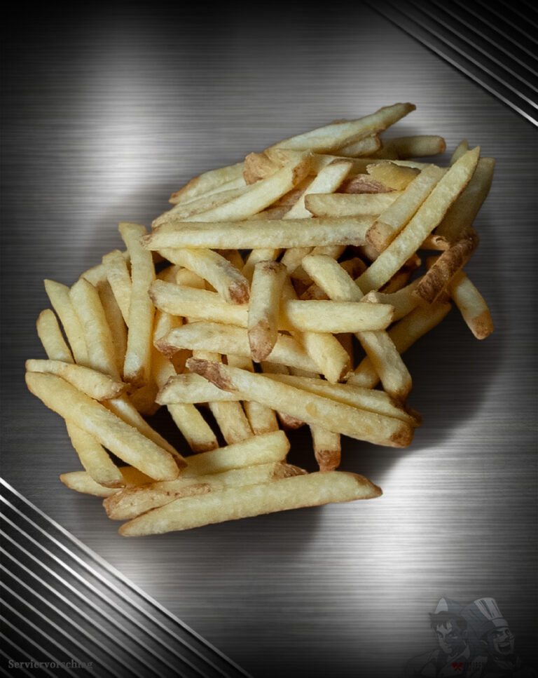 Super Crunch Pommes roh mit gleichmäßigem Schnitt und goldgelber Oberfläche aus ausgewählten Kartoffeln