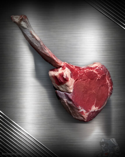Saftiges Tomahawk Steak Färse vom Wolowina-Rind roh auf kühler Metallplatte