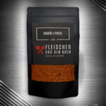 FuK Rauch & Rinde – Beef Brisket Rub in einer Schale, daneben ein saftiges Stück Rindfleisch