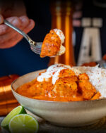 Kurz darauf das marinierte Hähnchen (mit der gesamten Marinade) dazugeben und anbraten. Das Hähnchen sollte an manchen Stellen braune Spitzen (durch das Anbraten) bekommen haben, aber es darf nicht durchgebraten werden.