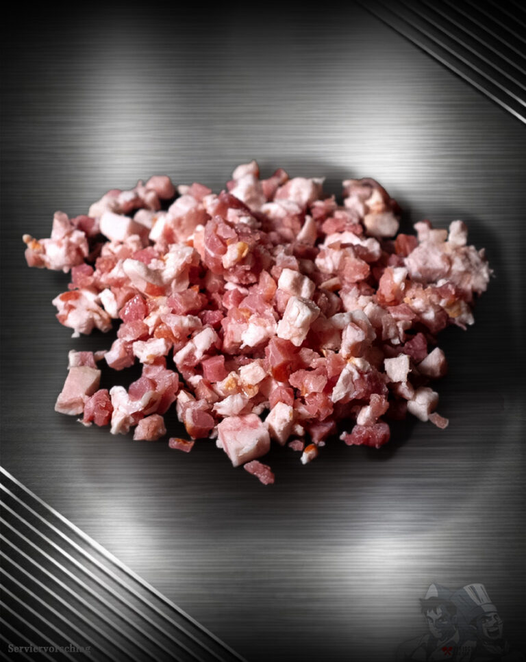 Gewürfelter Speck vom regionalen Duroc-Schwein im Rohzustand mit gleichmäßigem Fett- und Fleischanteil.