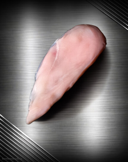 Rohes Hähnchenschnitzel aus deutscher Hähnchenbrust, fein geschnitten