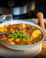 Italienisches Gulasch Rindergulasch Creekstone Frams USA Dieses/dieser Gulasch hat uns absolut aus den Socken gehauen, denn genauso definieren wir pure Wohlfühlküche! Saftiges, zerfalliges Rindfleisch mit viel Gemüse und Kartoffeln – und dann auch noch mit einer herzhaft-samtigen Sauce. Es schmeckt nicht nur hervorragend, sondern ist auch noch relativ gesund und kalorienarm.