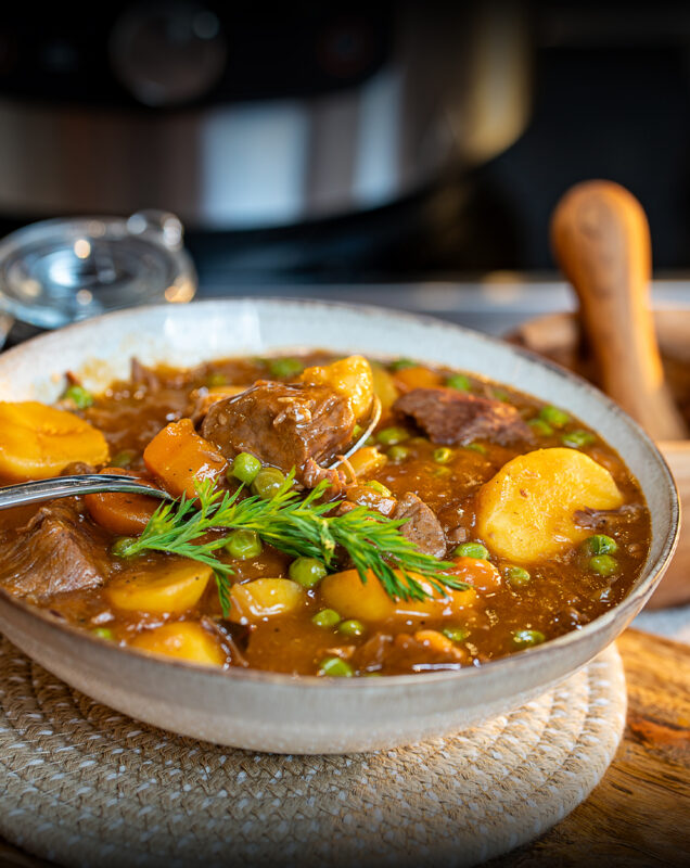 Italienisches Gulasch Rindergulasch Creekstone Frams USA Dieses/dieser Gulasch hat uns absolut aus den Socken gehauen, denn genauso definieren wir pure Wohlfühlküche! Saftiges, zerfalliges Rindfleisch mit viel Gemüse und Kartoffeln – und dann auch noch mit einer herzhaft-samtigen Sauce. Es schmeckt nicht nur hervorragend, sondern ist auch noch relativ gesund und kalorienarm.