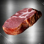 Rohes Kassler vom regionalen Duroc-Schwein, gleichmäßig gepökelt, hellrosa Farbe, feine Fettadern, naturbelassene Oberfläche.