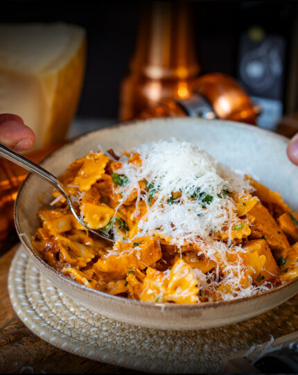 Marry Me Chicken Pasta Kikok Hähnchenbrust Das verführerischste Hähnchen-Pasta-Rezept, das du je probiert hast! Dieses amerikanische Nudelgericht ist mega beliebt – und das nicht ohne Grund!