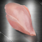 Rohe Prignitzer Hähnchenbrust ohne Haut und Knochen, hellrosa, sauber pariert und naturbelassen.