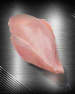 Rohe Prignitzer Hähnchenbrust ohne Haut und Knochen, hellrosa, sauber pariert und naturbelassen.