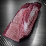 Beef Brisket Argentinien roh auf Metall – zarte argentinische Rinderbrust für BBQ