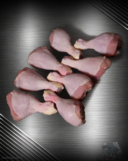 Rohe Prignitzer Chicken Drumsticks als Hähnchenunterkeulen mit Knochen auf neutralem Untergrund.