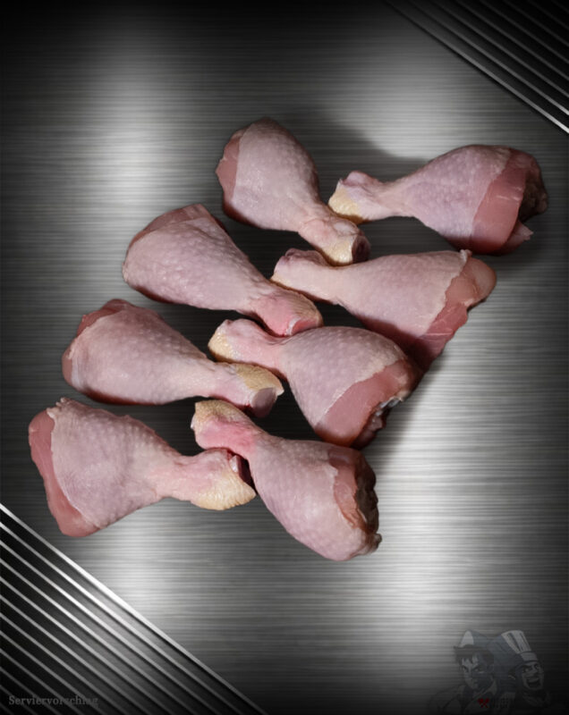 Rohe Prignitzer Chicken Drumsticks als Hähnchenunterkeulen mit Knochen auf neutralem Untergrund.