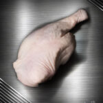 Gänsekeule aus Pommern roh, Premium-Geflügel edel inszeniert vor metallischem Hintergrund