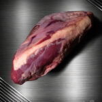 Freue dich auf ein ganz besonderes Stück Fleisch: das Tri Tip Steak vom Black Angus Rind aus Australien. Dieses exklusive Stück, hierzulande als Bürgermeisterstück bekannt, ist ein echtes Highlight für wahre Fleischkenner und jene, die exquisite Geschmackserlebnisse zu schätzen wissen.