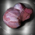 Hirschkeule ohne Knochen aus Pommern – frisches Wildfleisch vom Rotwild roh präsentiert