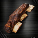 Sous vide Beef Short Ribs aus Pommern. Entdecke die Tiefe des Geschmacks und die unvergleichliche Zärtlichkeit unserer Sous-vide-Querrippen, stolz präsentiert mit Qualitätsgarantie aus der Region Pommern. Diese Delikatesse verbindet traditionelle Fleischkunst mit der Präzision moderner Gartechniken, um dir ein unvergessliches kulinarisches Erlebnis zu bieten.