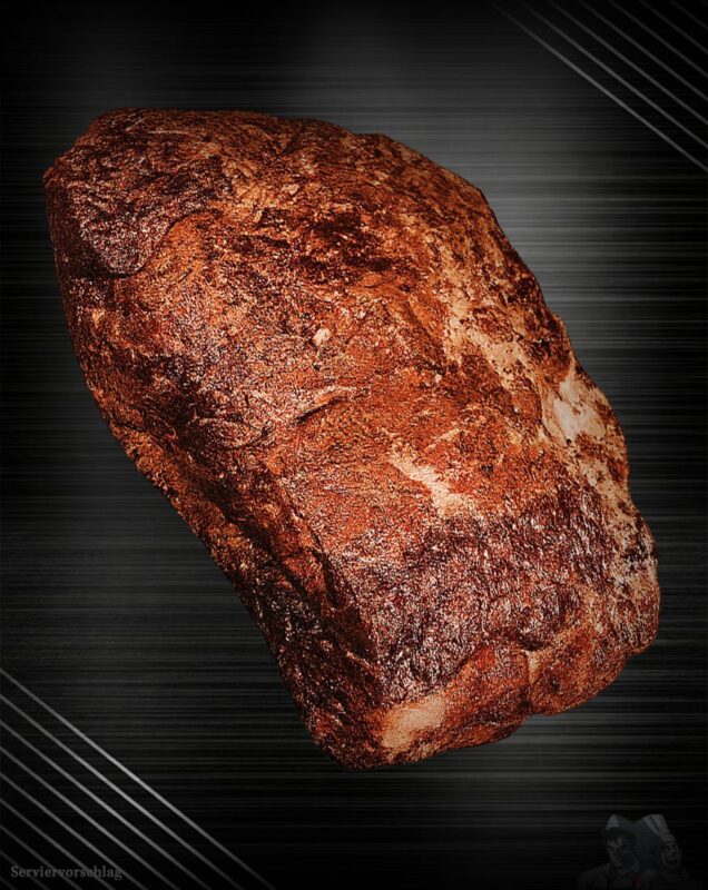 Rohes Schweinenackenstück für Pulled Pork, vakuumiert und fein marmoriert auf neutralem Untergrund.