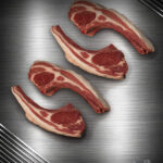 Frische Lammkoteletts vom Müritzer Weidelamm , am Knochen geschnitten