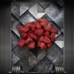 Athleten Rindergulasch aus Pommern, mager gewürfelt, roh auf dunklem Untergrund