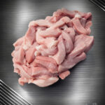 Frisches Geschnetzeltes vom regionalen Strohschwein mit feiner, magerer Struktur auf neutralem Hintergrund