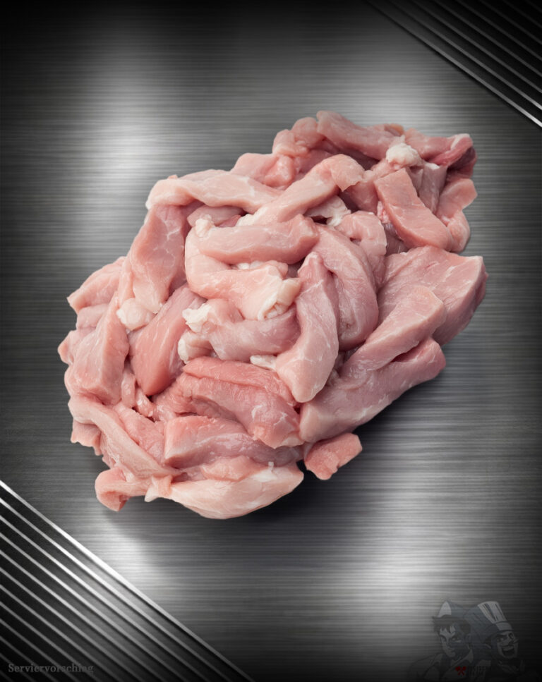Frisches Geschnetzeltes vom regionalen Strohschwein mit feiner, magerer Struktur auf neutralem Hintergrund
